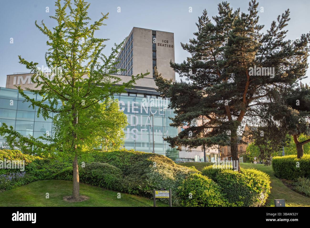 Il Science and Media Museum nel centro di Bradford, con una statua del famoso scrittore JB Priestley di fronte all'edificio. Foto Stock