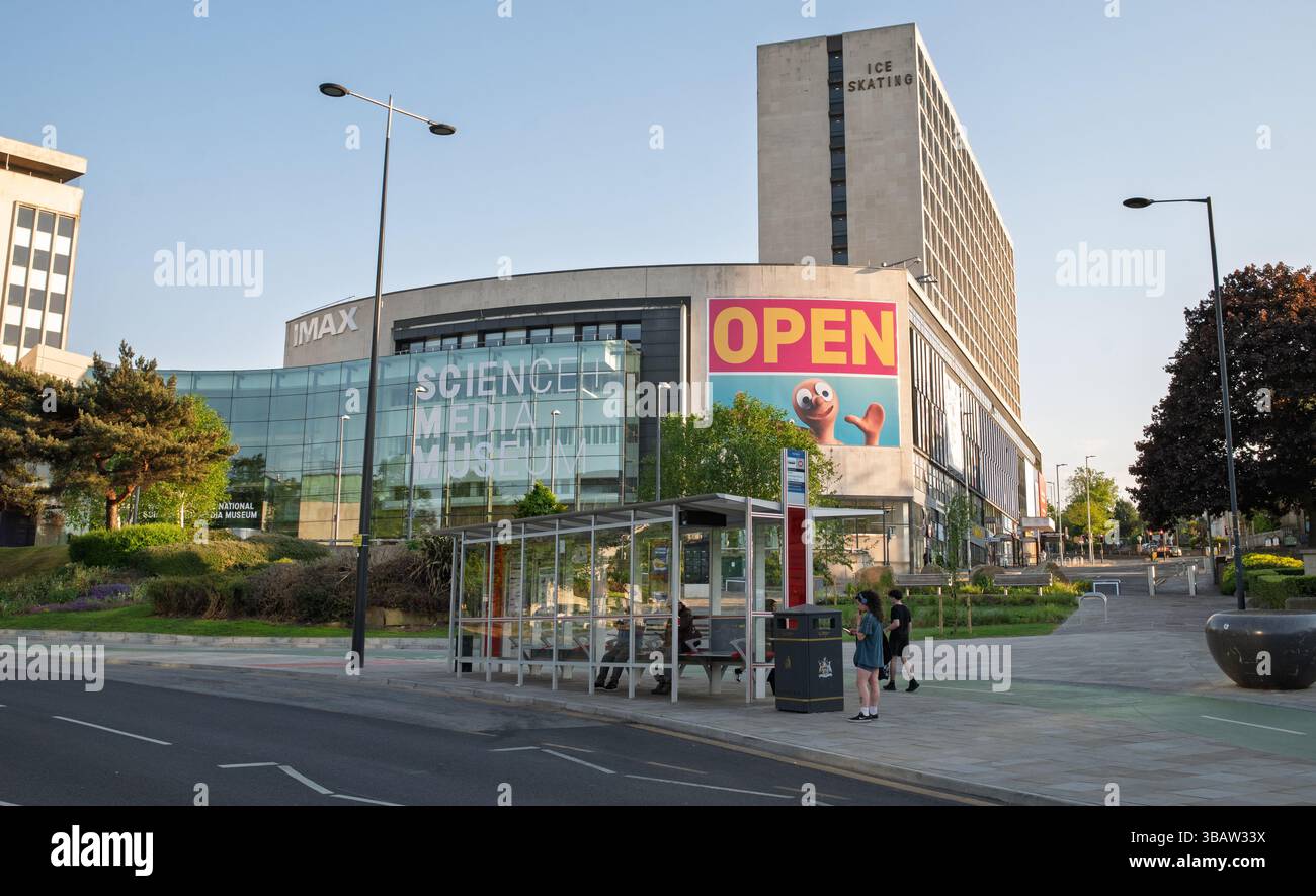 Il Science and Media Museum nel centro di Bradford, con una statua del famoso scrittore JB Priestley di fronte all'edificio. Foto Stock