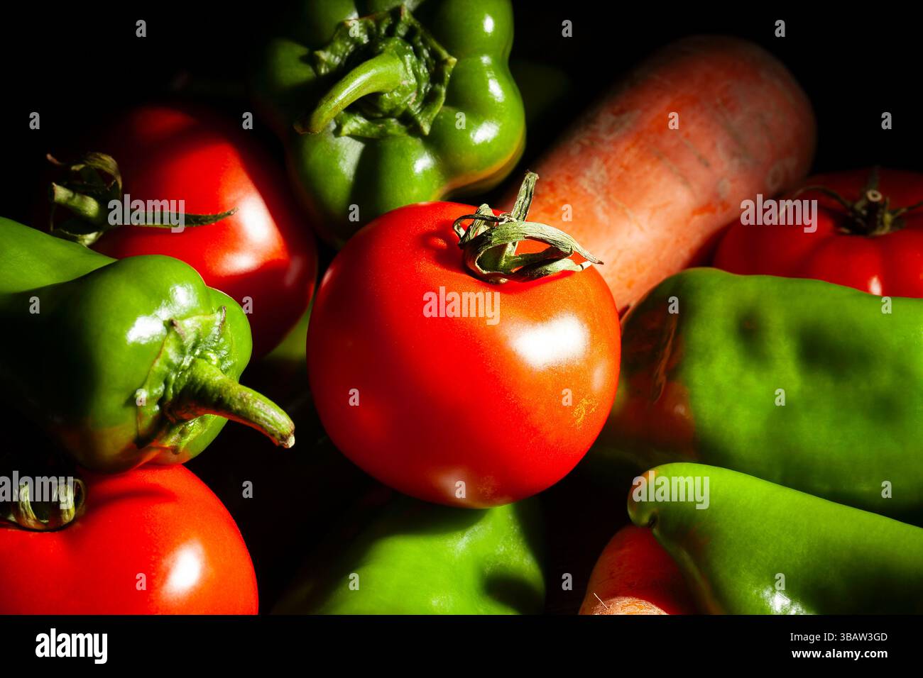 mix di verdure di pomodoro su sfondo nero Foto Stock