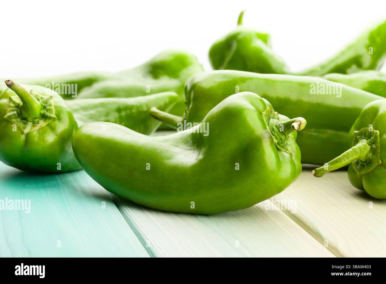 peperoncino verde dolce di melrose su sfondo di legno Foto Stock