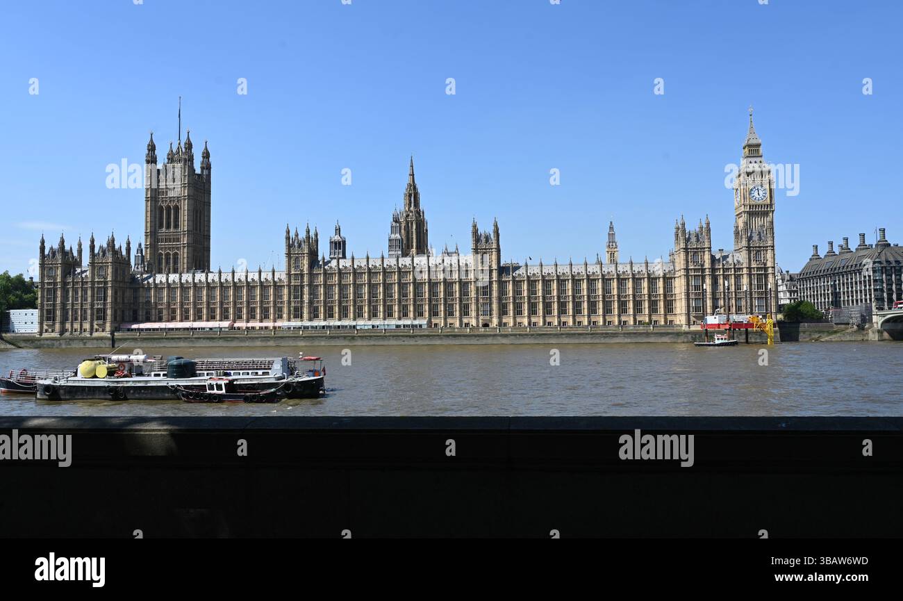Il sole splende oggi su Westminster , le strade erano piene di turisti e visitatori molti che visitavano Londra per vedere il Big Ben altri selfie hanno visitato il Covid Memorial Wall per ricordare rendere omaggio dire una preghiera o ricordare quando il mondo intero ha chiuso con Covid . Un tempo che ha colpito tutti in modo imprevisto , nomi di molti dei nomi deceduti scritti sul muro come tributo . Foto Stock