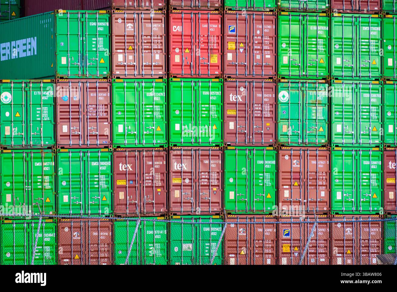 Due grandi navi container, completamente caricate, sono ancorate sotto enormi gru al porto di Long Beach, California. Uno è blu e dice Cosco Shippi Foto Stock