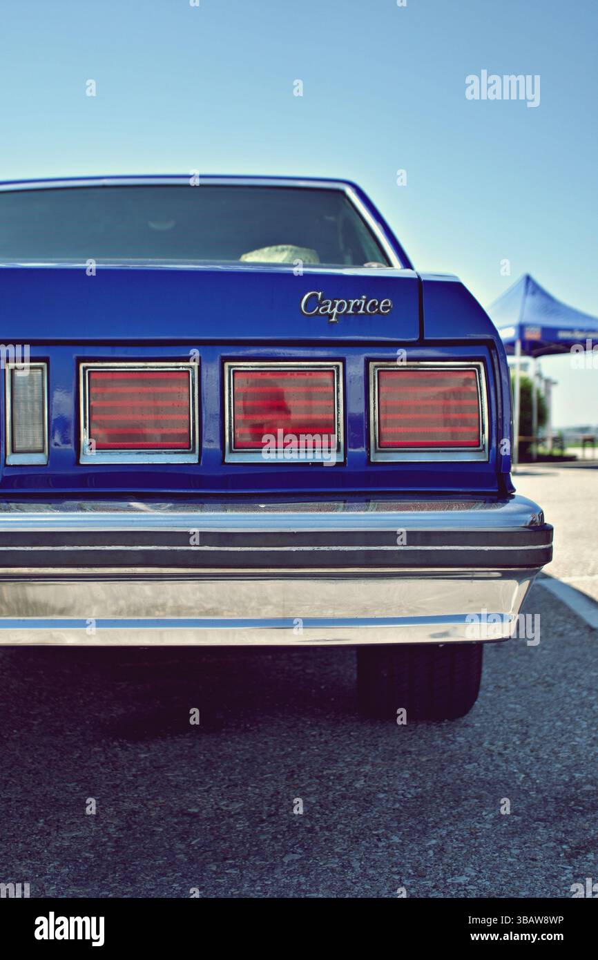 Primo piano della vista posteriore della classica Chevrolet Caprice blu con luci di coda d'epoca e paraurti cromato al salone dell'automobile Foto Stock