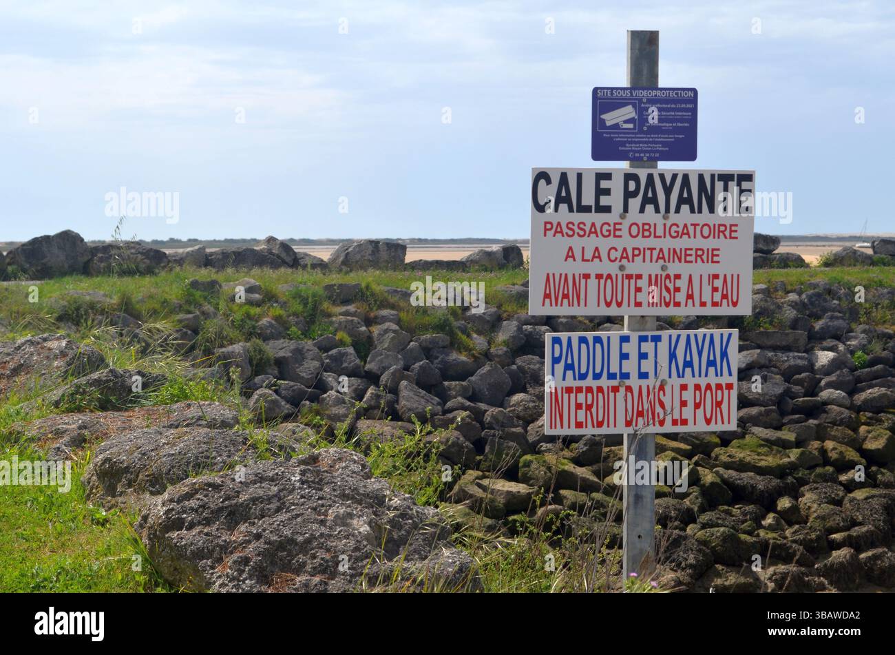 La Palmyre, Francia - 1° maggio 2025: L'insegna costiera mostra i regolamenti sull'accesso all'acqua per le attività in kayak e a pagaia, ambientata su un paesaggio roccioso e Foto Stock