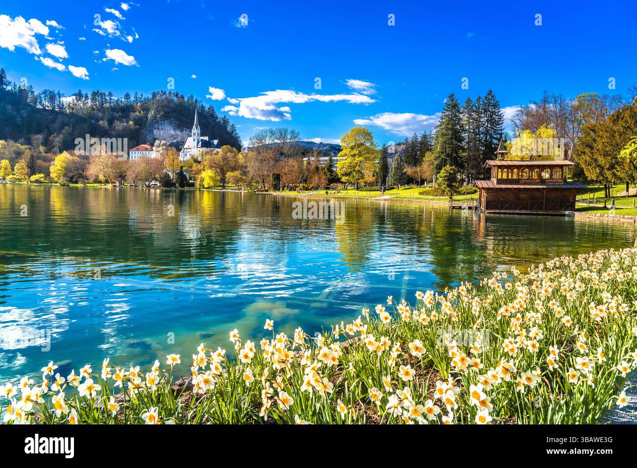 Vista panoramica della costa del lago di Bled all'inizio della primavera, paesaggio alpino della Slovenia Foto Stock