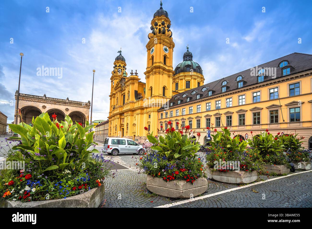Architettura scenica di piazza Odeonsplatz, vista di Monaco, regione tedesca della Baviera Foto Stock