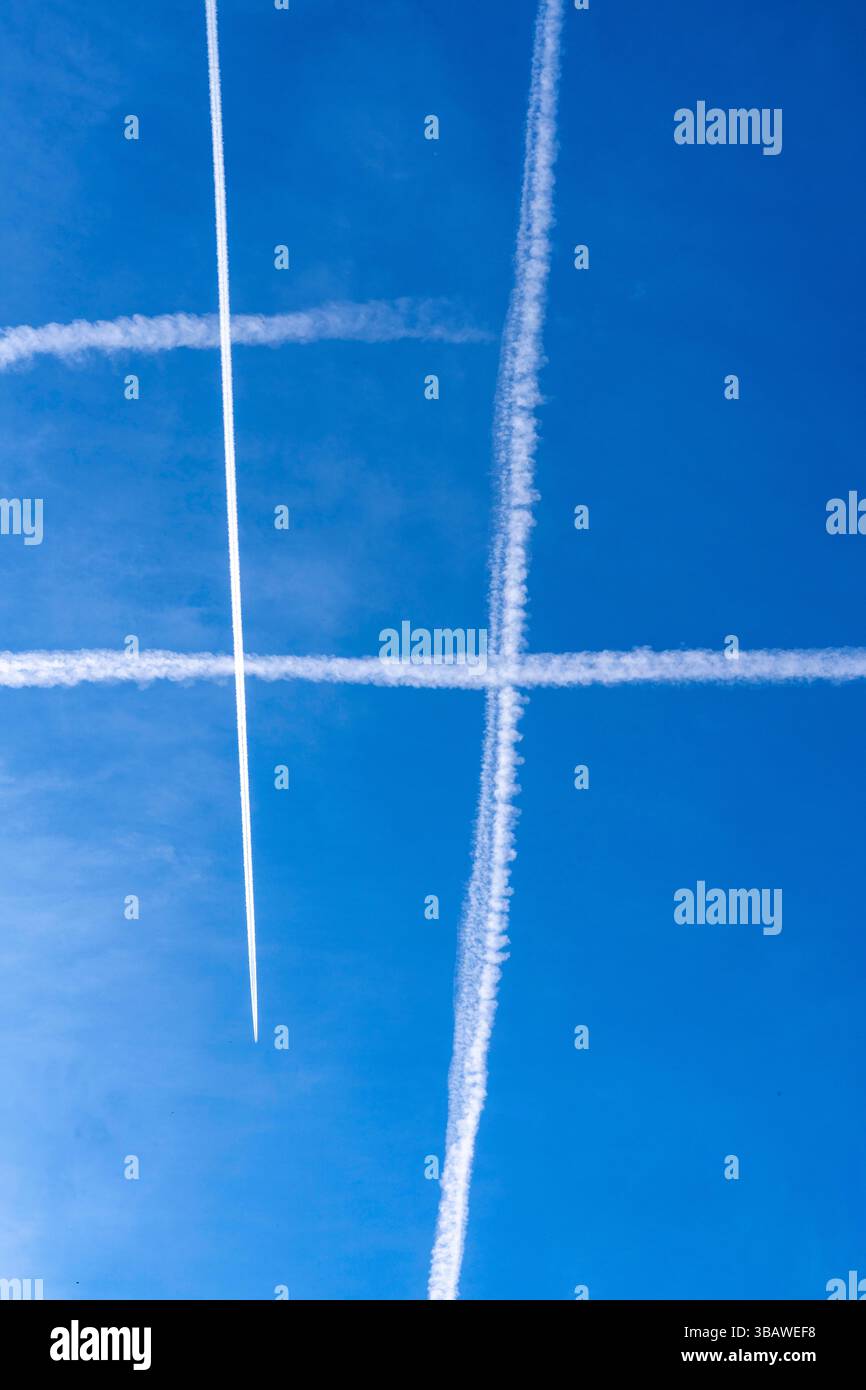 Contrasta con gli aerei ad alta quota, formando un simbolo hashtag, Germania Foto Stock