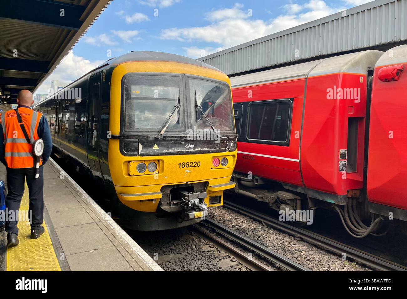Un GWR British Rail Class 166 presso la stazione ferroviaria centrale di Southampton, accanto a un Gatwick Express con marchio Class 387. Southampton, Hampshire, Inghilterra. Foto Stock