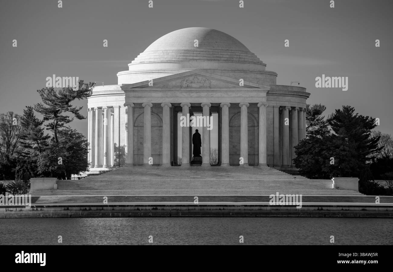 Una vista del Thomas Jefferson Memorial dal bacino di marea di Washington DC Foto Stock
