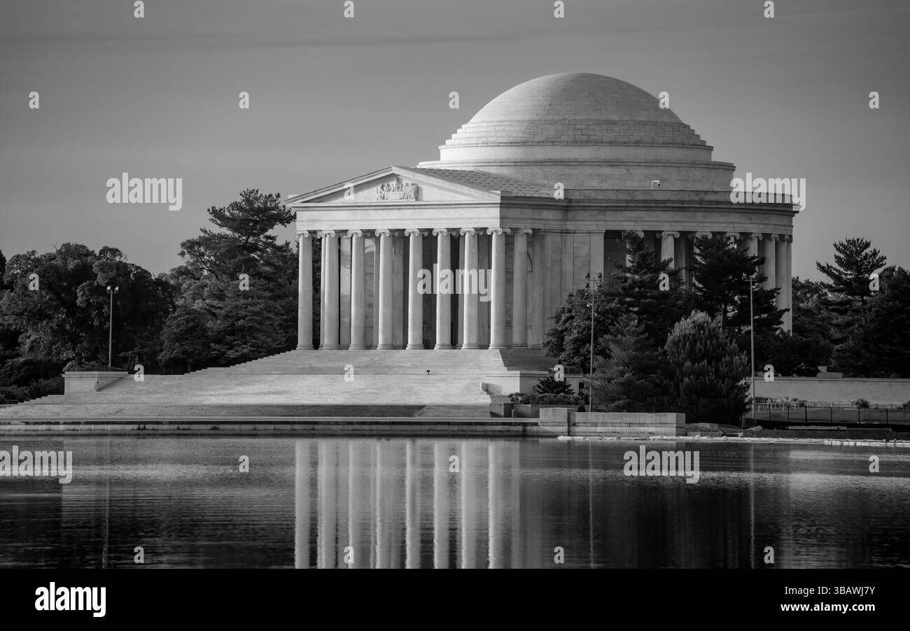 Una vista del Thomas Jefferson Memorial dal bacino di marea di Washington DC Foto Stock