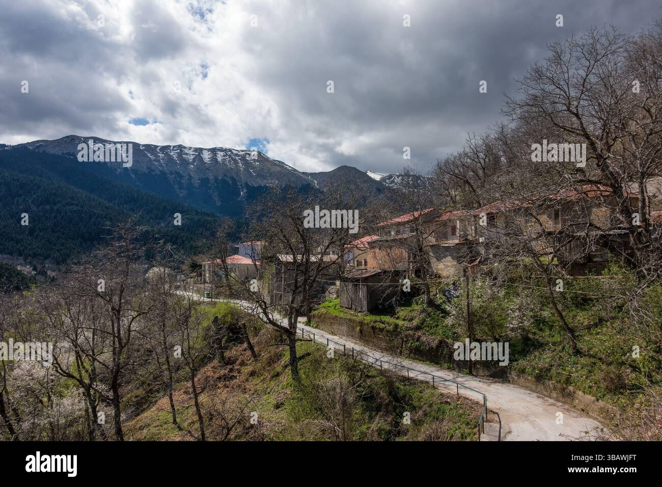 Il bellissimo villaggio montuoso di Fylakti nella zona del lago Plastira, Karditsa, Grecia Foto Stock