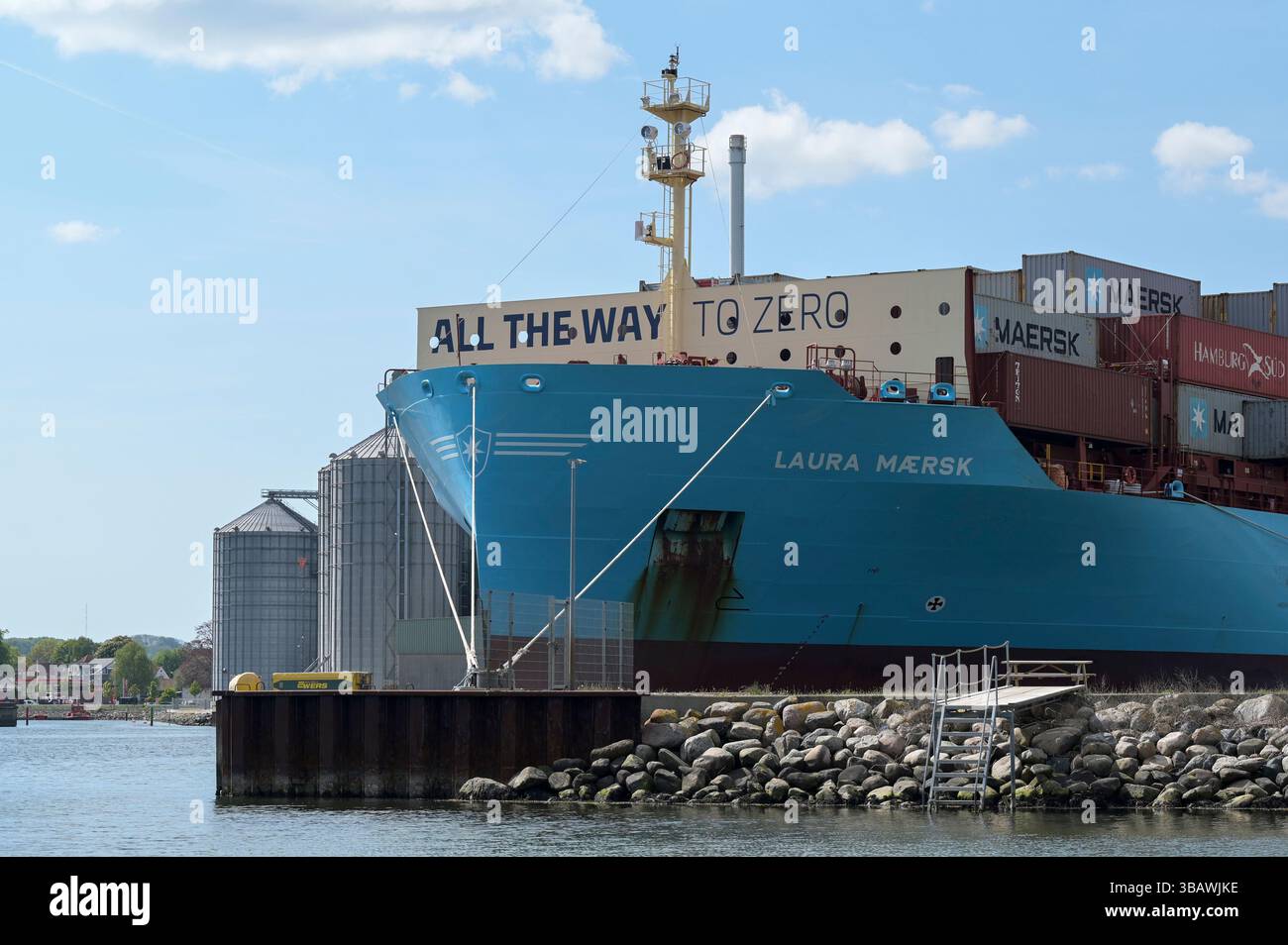 DANIMARCA, Aabenraa havn, rifornimento della nave portacontainer Laura Maersk con il primo e-metanolo dell'impianto Kassø Power-to-X, dell'impianto Kassoe di European Energy e Mitsui, utilizzando CO2 biogenico reperito localmente presso l'impianto di biogas di Tønder, slogan della nave Maersk fino a zero Foto Stock