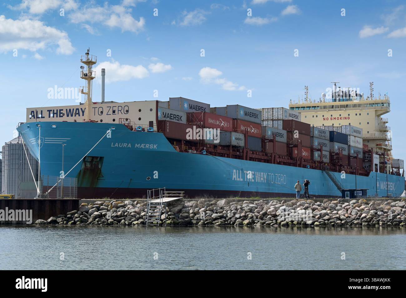 DANIMARCA, Aabenraa havn, rifornimento della nave portacontainer Laura Maersk con il primo e-metanolo dell'impianto Kassø Power-to-X, dell'impianto Kassoe di European Energy e Mitsui, utilizzando CO2 biogenico reperito localmente presso l'impianto di biogas di Tønder, slogan della nave Maersk fino a zero Foto Stock