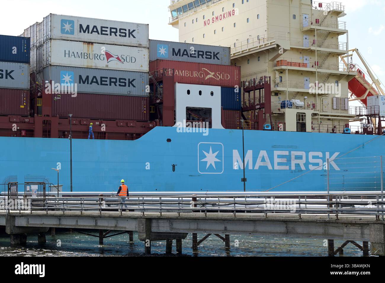 DANIMARCA, Aabenraa havn, rifornimento della nave portacontainer Laura Maersk con il primo e-metanolo proveniente dall’impianto di Kassø Power-to-X, dall’impianto di Kassoe di European Energy e Mitsui, utilizzando CO2 biogenico reperito localmente presso lo stabilimento di Biogas a Tønder, dalla compagnia di navigazione Maersk e da Hamburg Sued Container a bordo Foto Stock