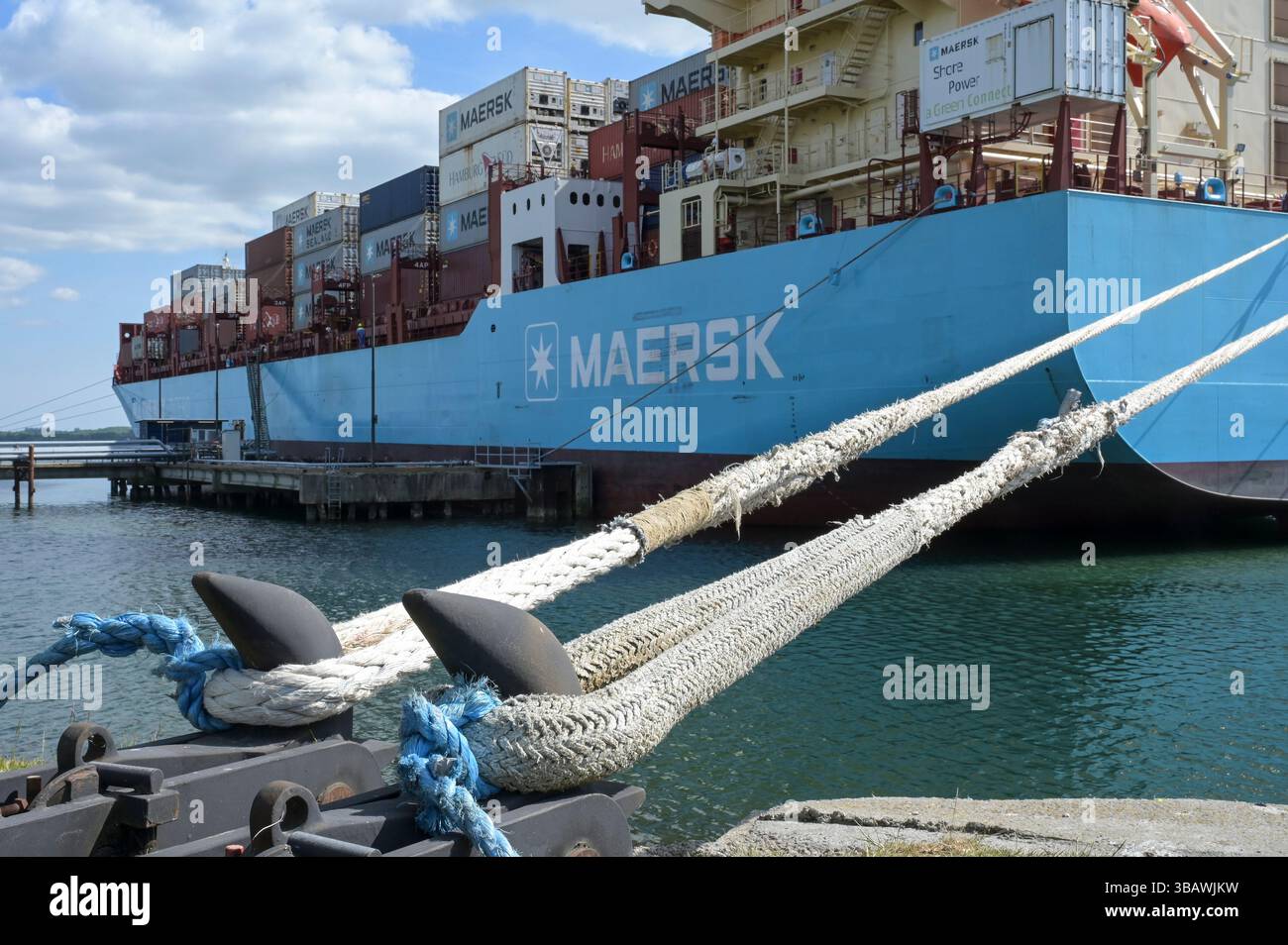 DANIMARCA, Aabenraa havn, rifornimento della nave portacontainer Laura Maersk con il primo e-metanolo dell'impianto Kassø Power-to-X, dell'impianto Kassoe di European Energy e Mitsui, utilizzando CO2 biogenico reperito localmente presso l'impianto di biogas di Tønder, slogan della nave Maersk fino a zero Foto Stock