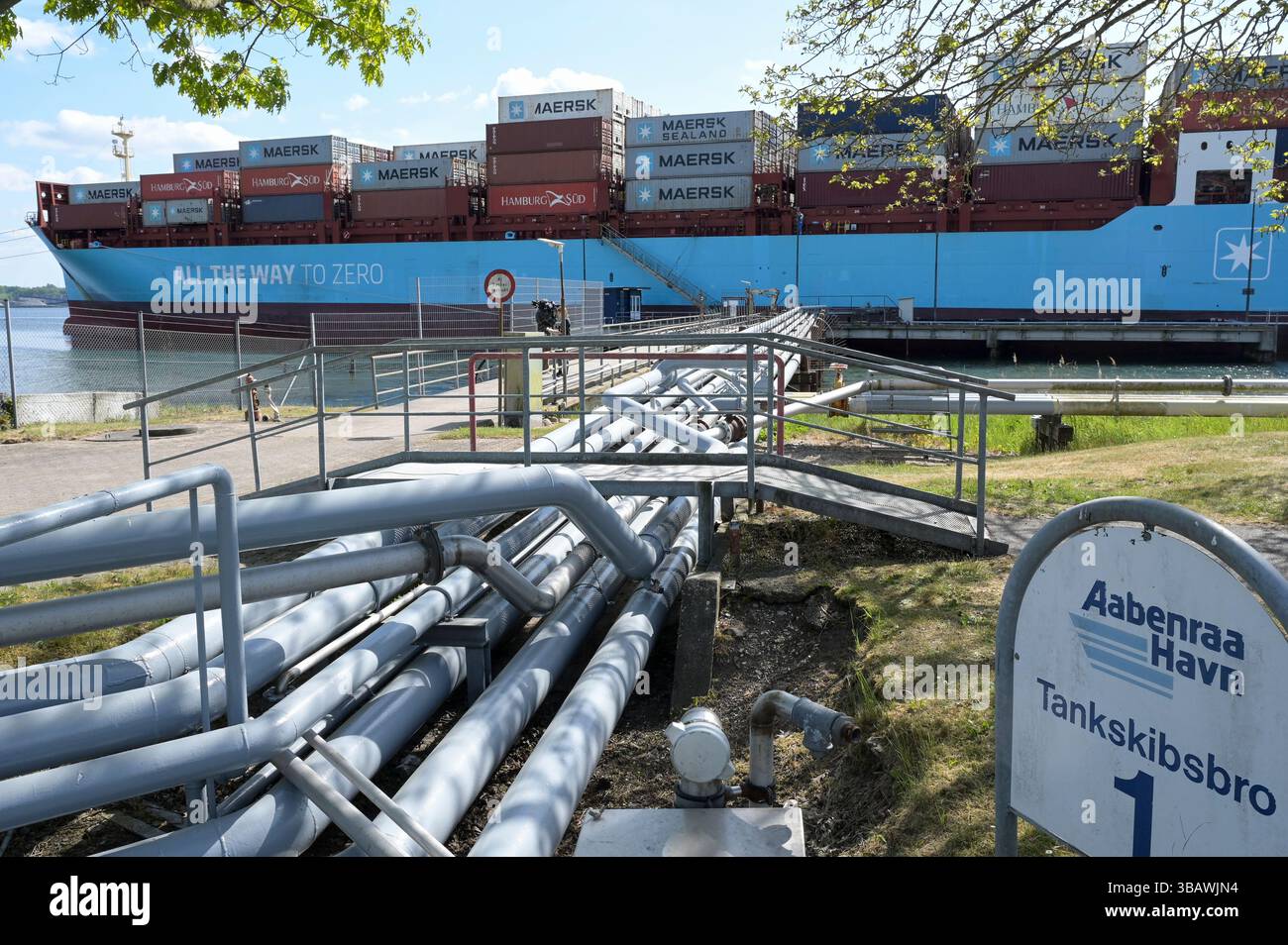 DANIMARCA, Aabenraa havn, rifornimento della nave portacontainer Laura Maersk con il primo e-metanolo dell'impianto Kassø Power-to-X, dell'impianto Kassoe di European Energy e Mitsui, utilizzando CO2 biogenico reperito localmente presso l'impianto di biogas di Tønder, slogan della nave Maersk fino a zero Foto Stock