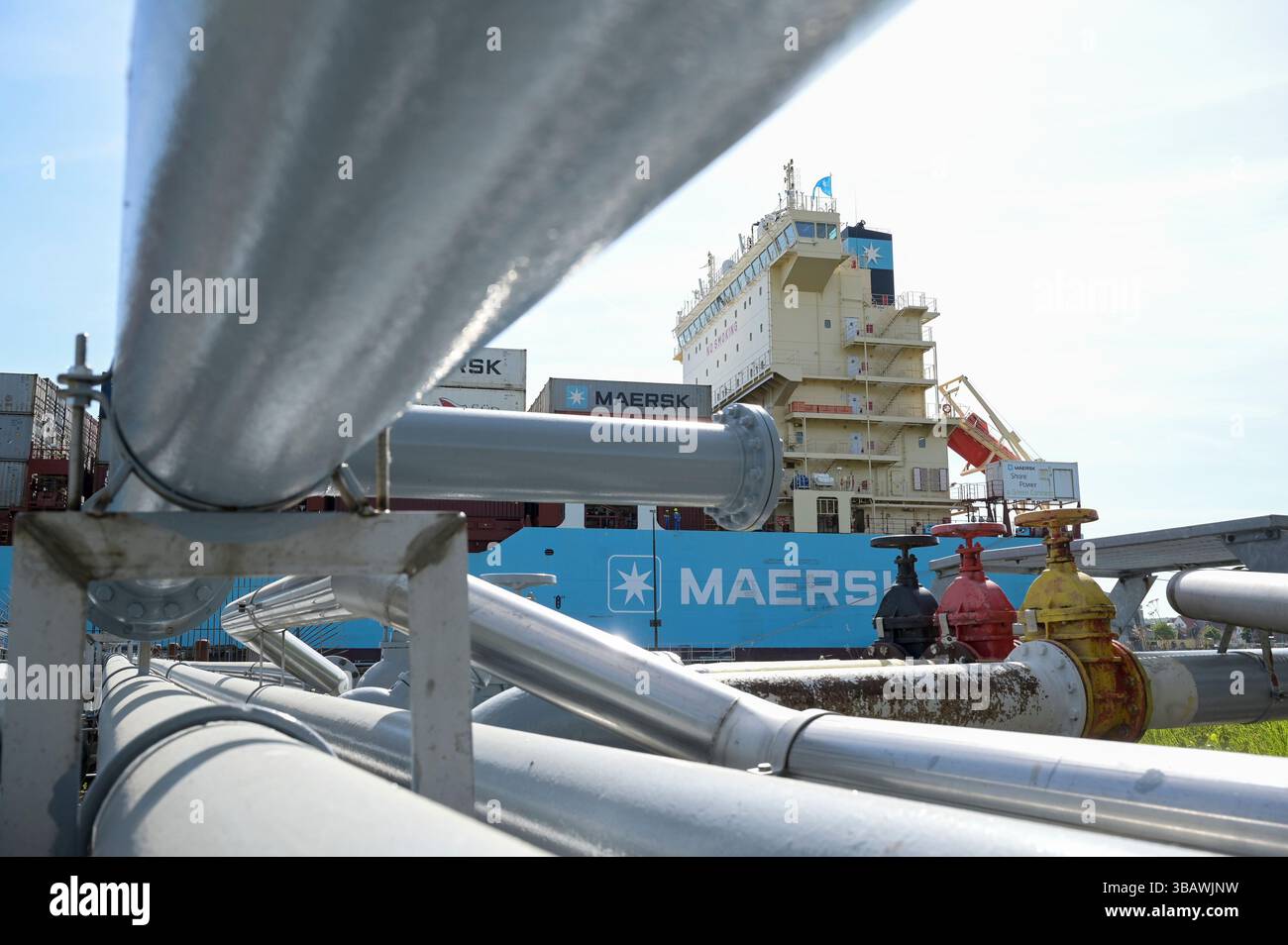 DANIMARCA, Aabenraa havn, rifornimento della nave portacontainer Laura Maersk con il primo e-metanolo proveniente dall’impianto di Kassø Power-to-X, dall’impianto di Kassoe di European Energy e da Mitsui, utilizzando CO2 biogenico reperito localmente presso l’impianto di Biogas di Tønder Foto Stock