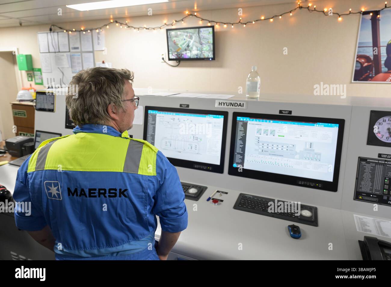DANIMARCA, Aabenraa havn, rifornimento della nave portacontainer Laura Maersk con il primo e-metanolo dell'impianto Kassø Power-to-X, dell'impianto Kassoe di European Energy e di Mitsui, utilizzando CO2 biogenico reperito localmente presso l'impianto di biogas di Tønder, centro di controllo nella sala macchine della nave Maersk Foto Stock