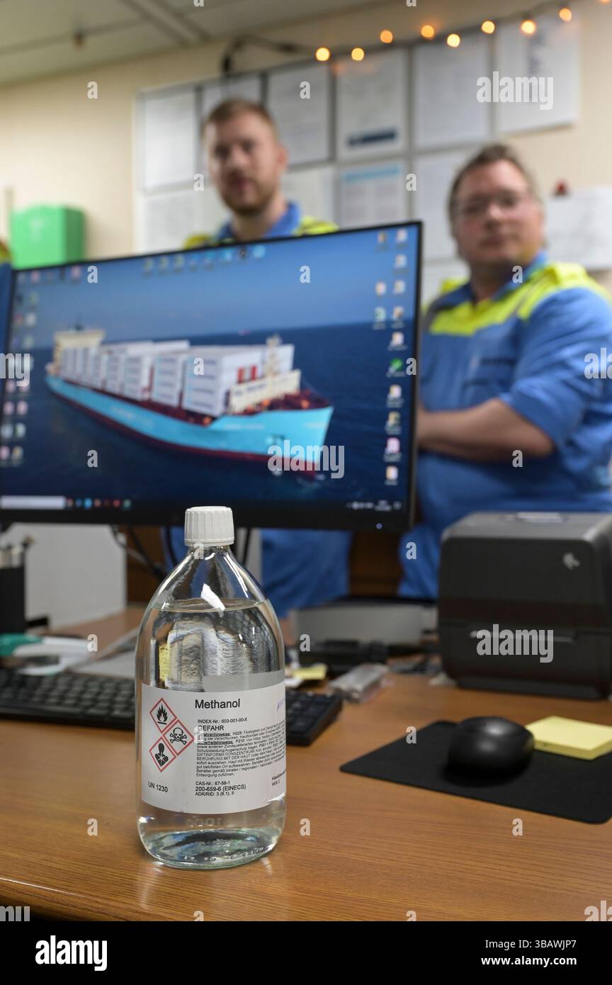 DANIMARCA, Aabenraa havn, rifornimento della nave portacontainer Laura Maersk con il primo e-metanolo dell'impianto Kassø Power-to-X, dell'impianto Kassoe di European Energy e di Mitsui, utilizzando CO2 biogenico reperito localmente presso l'impianto di biogas di Tønder, centro di controllo nella sala macchine della nave Maersk Foto Stock