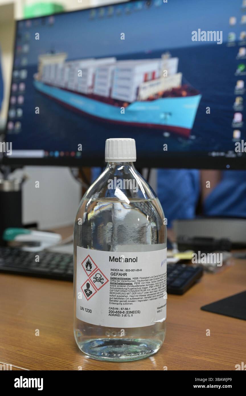 DANIMARCA, Aabenraa havn, rifornimento della nave portacontainer Laura Maersk con il primo e-metanolo dell'impianto Kassø Power-to-X, dell'impianto Kassoe di European Energy e Mitsui, utilizzando CO2 biogenico proveniente localmente presso l'impianto di biogas di Tønder, centro di controllo nella sala macchine della nave Maersk, bottiglia con carburante metanolo Foto Stock