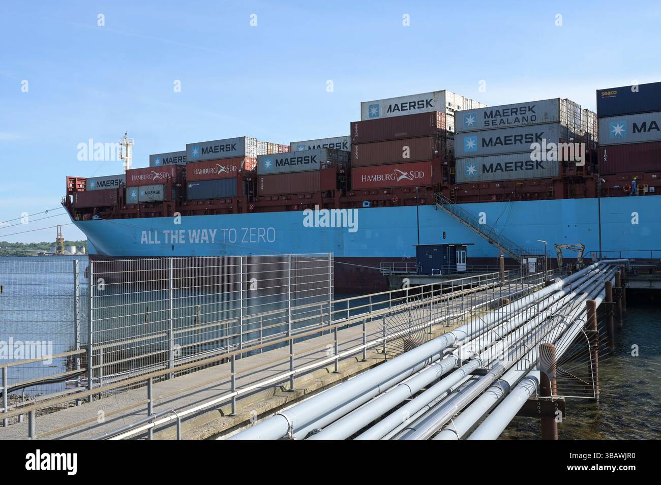DANIMARCA, Aabenraa havn, rifornimento della nave portacontainer Laura Maersk con il primo e-metanolo dell'impianto Kassø Power-to-X, dell'impianto Kassoe di European Energy e Mitsui, utilizzando CO2 biogenico reperito localmente presso l'impianto di biogas di Tønder, slogan della nave Maersk fino a zero Foto Stock