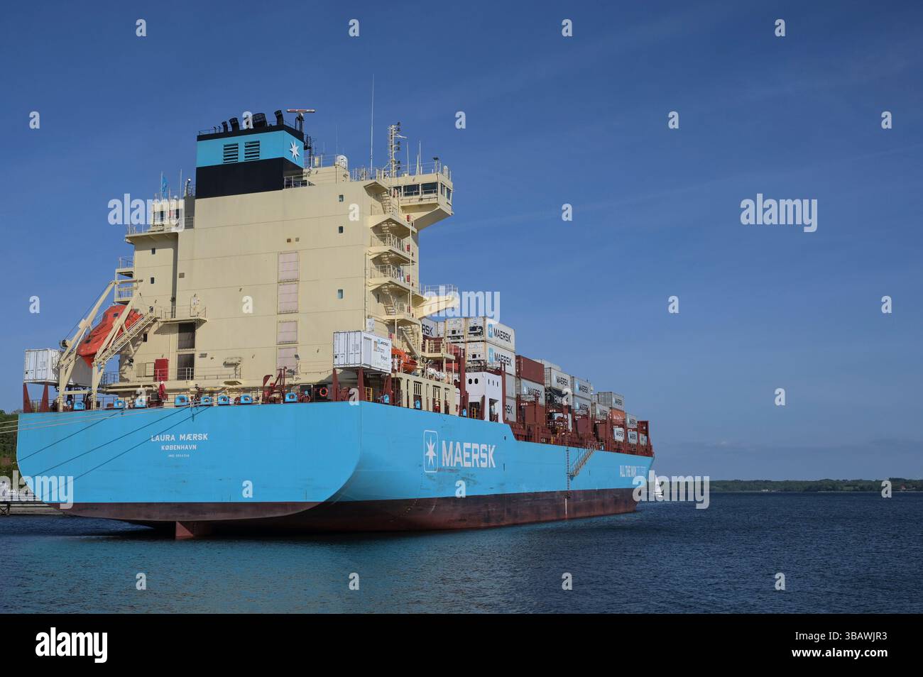 DANIMARCA, Aabenraa havn, nave portacontainer Laura Maersk alimentata con il primo e-metanolo dell'impianto Kassø Power-to-X, dell'impianto Kassoe di European Energy e Mitsui, utilizzando CO2 biogenico reperito localmente presso l'impianto di biogas di Tønder Foto Stock