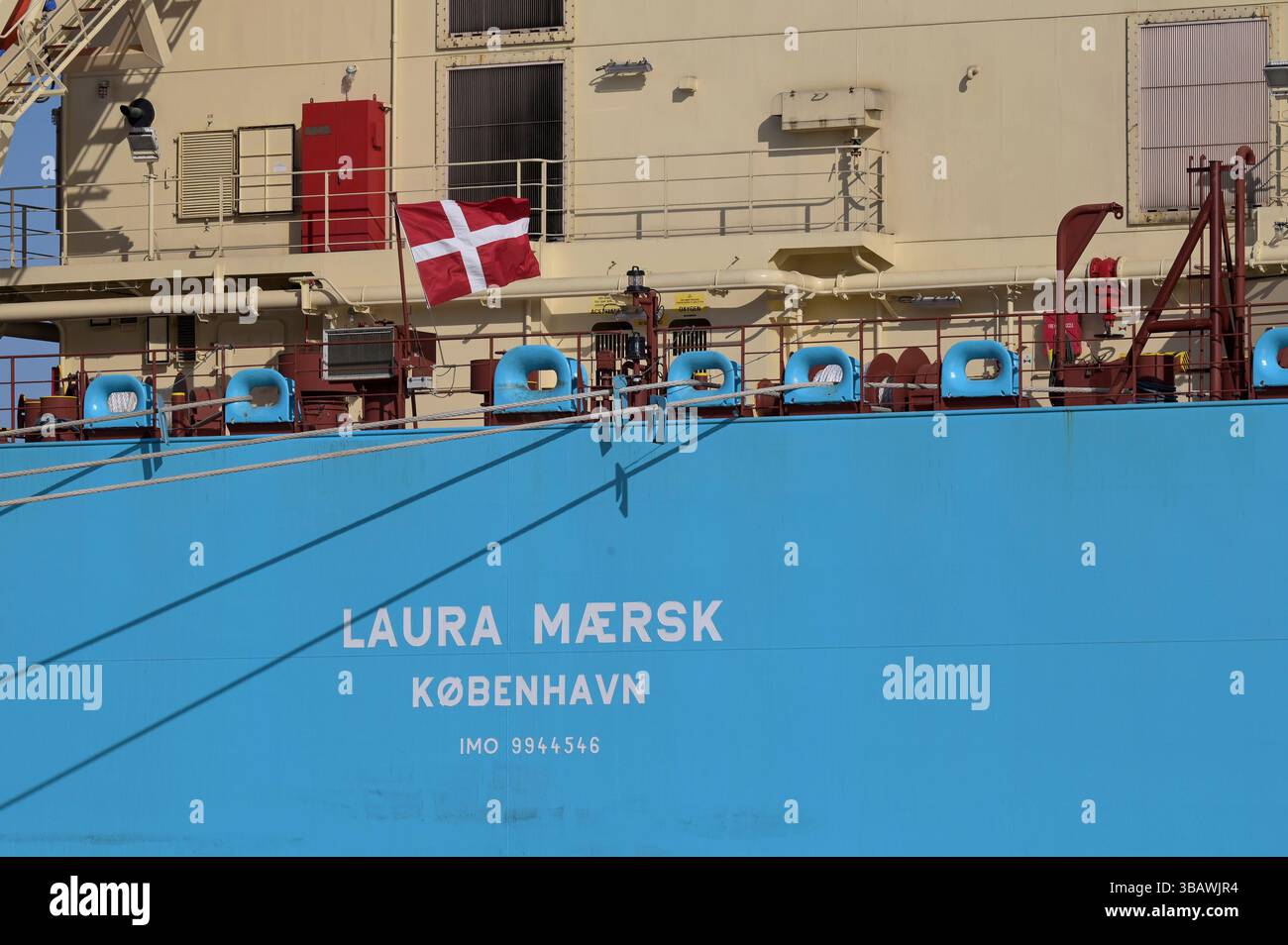 DANIMARCA, Aabenraa havn, nave portacontainer Laura Maersk alimentata con il primo e-metanolo dell'impianto Kassø Power-to-X, dell'impianto Kassoe di European Energy e Mitsui, utilizzando CO2 biogenico reperito localmente presso l'impianto di biogas di Tønder Foto Stock
