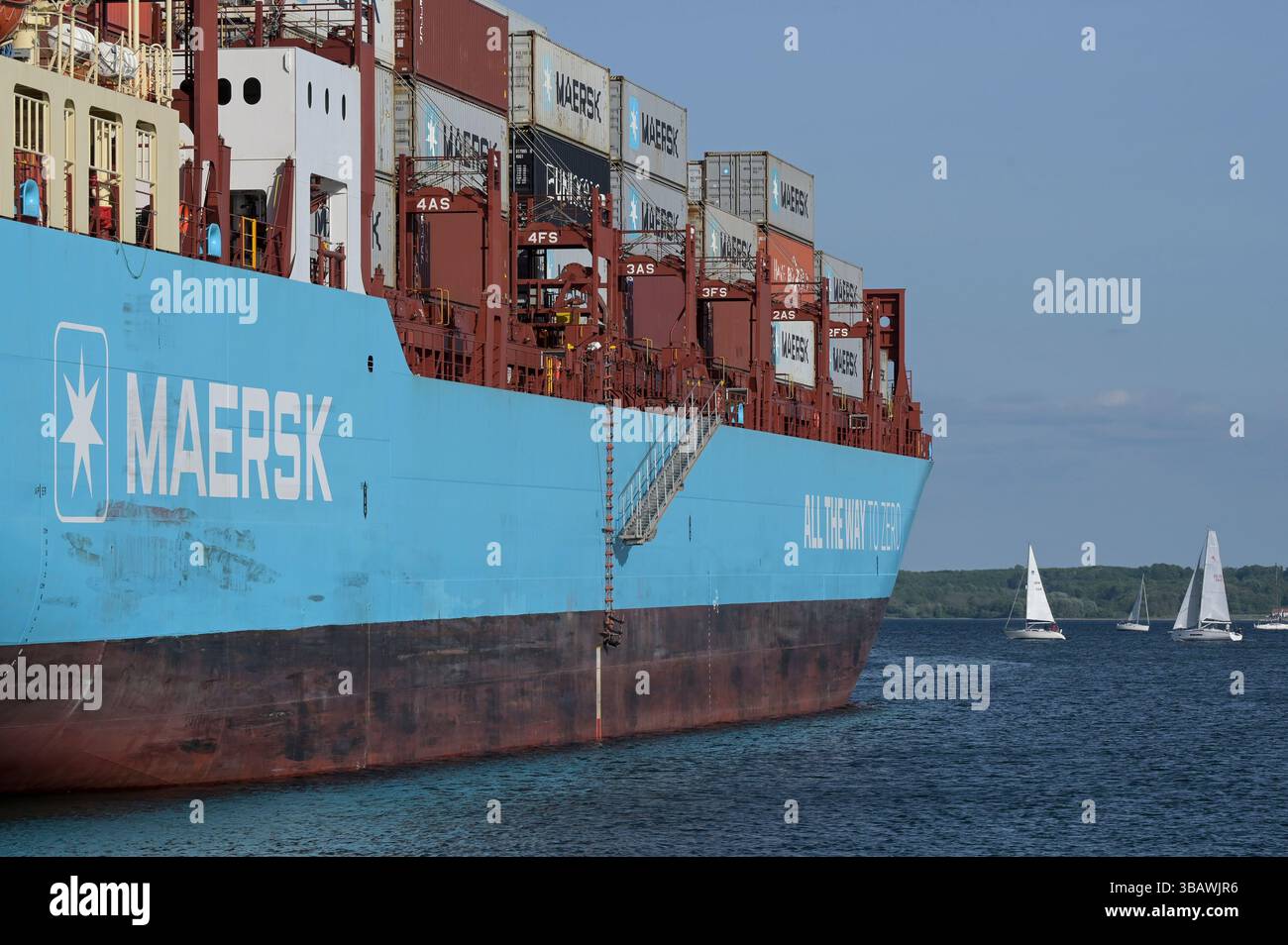 DANIMARCA, Aabenraa havn, nave portacontainer Laura Maersk alimentata con il primo e-metanolo dell'impianto Kassø Power-to-X, dell'impianto Kassoe di European Energy e Mitsui, utilizzando CO2 biogenico reperito localmente presso l'impianto di Biogas di Tønder, slogan presso Maersk Vessel All That Way to Zero Foto Stock
