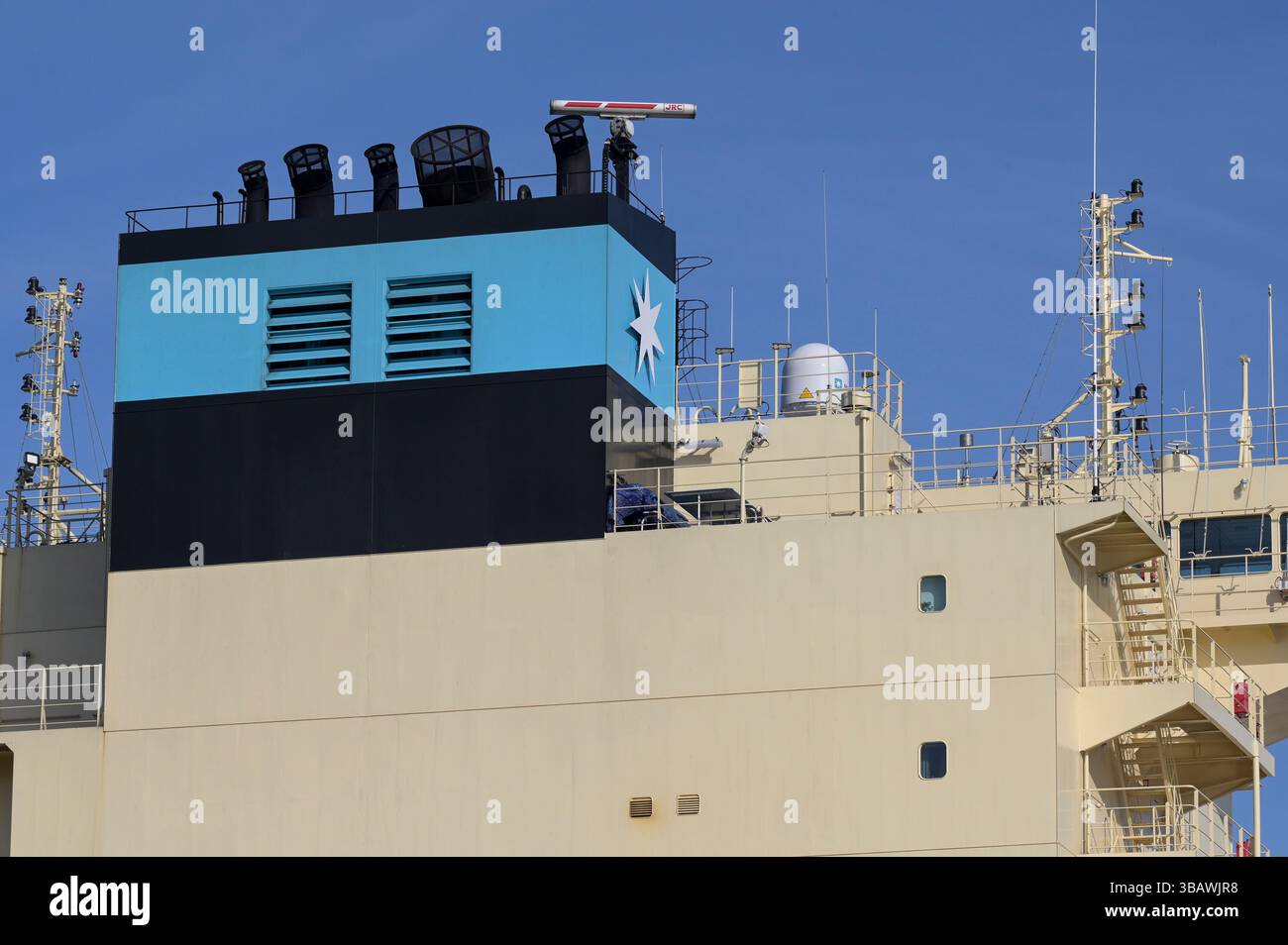 DANIMARCA, Aabenraa havn, nave portacontainer Laura Maersk alimentata con il primo e-metanolo dell'impianto Kassø Power-to-X, dell'impianto Kassoe di European Energy e Mitsui, utilizzando CO2 biogenico proveniente localmente dall'impianto di biogas di Tønder, il tubo di scarico della nave Foto Stock