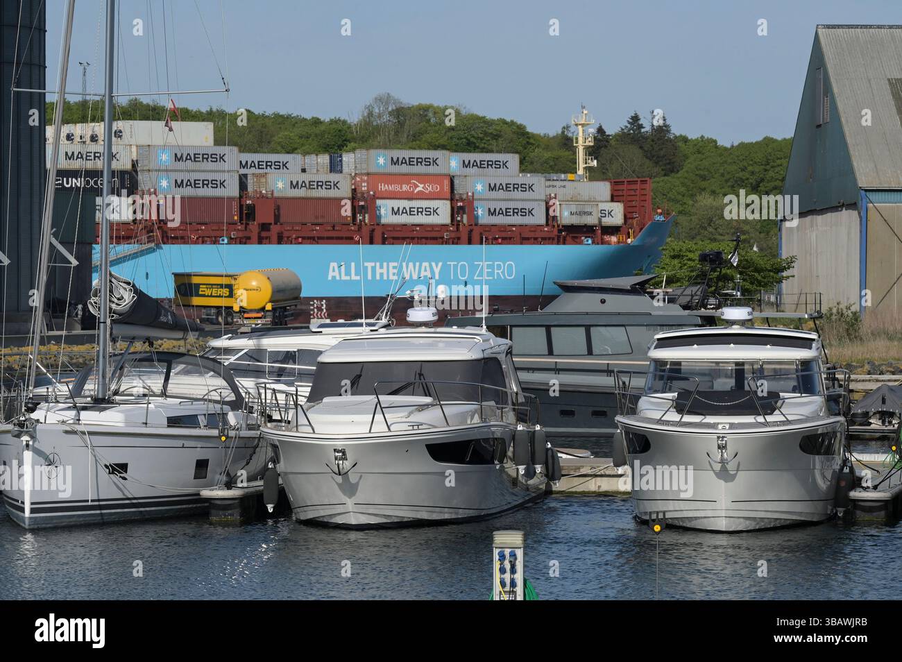 DANIMARCA, Aabenraa havn, nave portacontainer Laura Maersk alimentata con il primo e-metanolo dell'impianto Kassø Power-to-X, dell'impianto Kassoe di European Energy e Mitsui, utilizzando CO2 biogenico reperito localmente presso l'impianto di biogas di Tønder Foto Stock