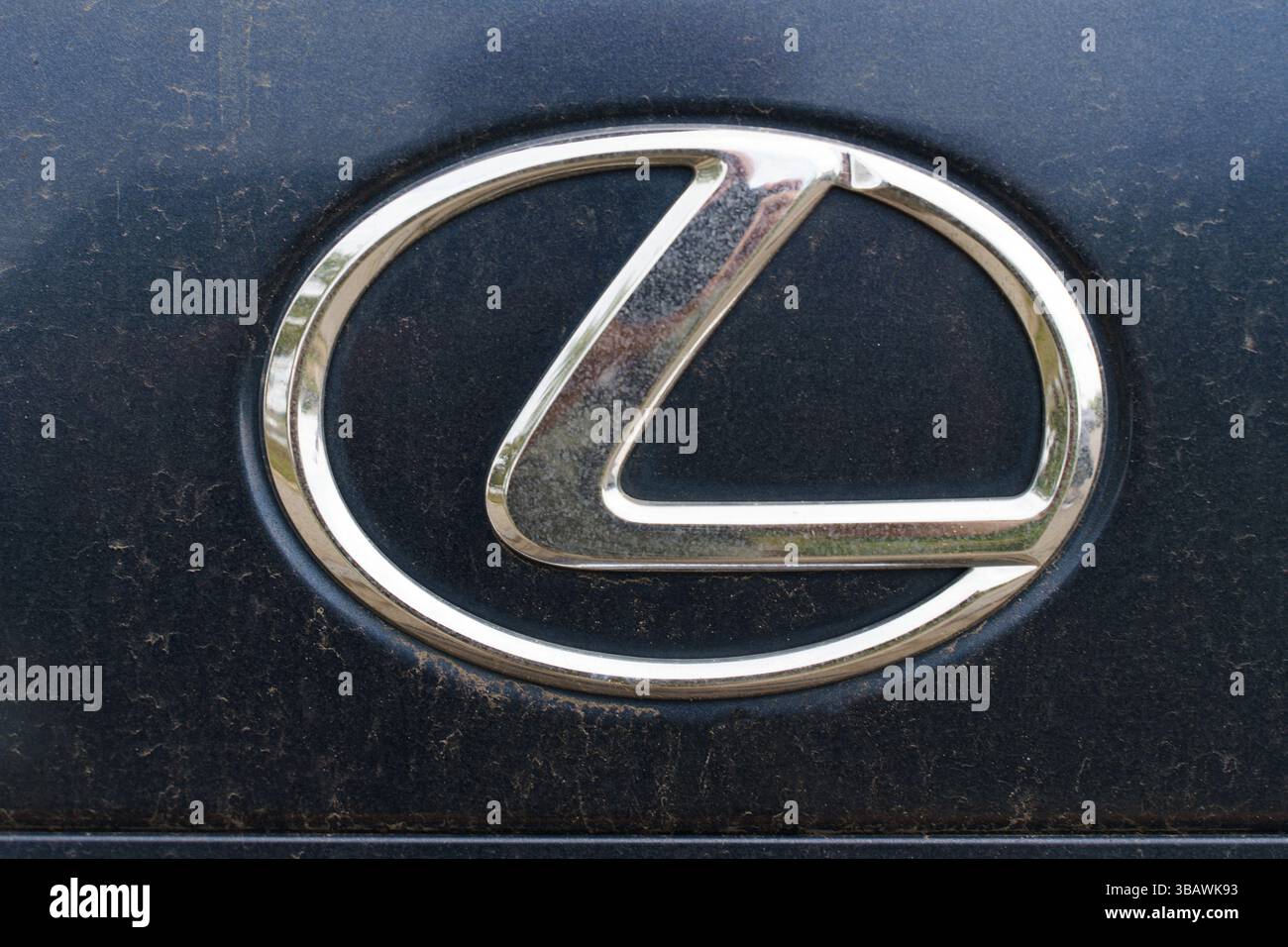Minsk, Bielorussia - 13 settembre 2024: Una vista dettagliata di un emblema che mostra l'artigianato su un veicolo senza tempo, riposando in un garage rustico pieno di wi Foto Stock