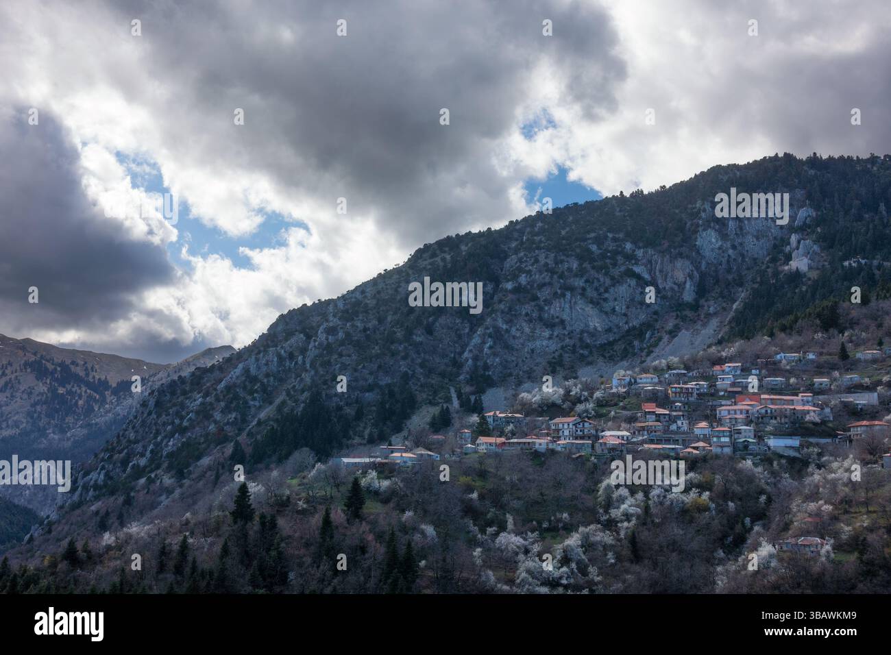 Il bellissimo villaggio di Karitsa nella zona del lago Plastira, Karditsa, Grecia Foto Stock