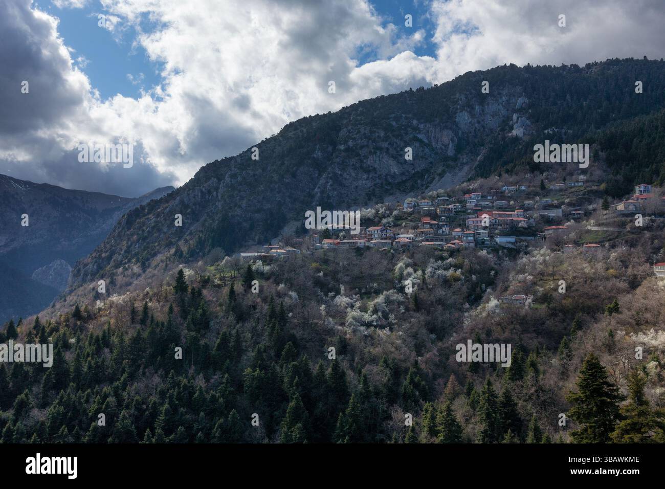Il bellissimo villaggio di Karitsa nella zona del lago Plastira, Karditsa, Grecia Foto Stock