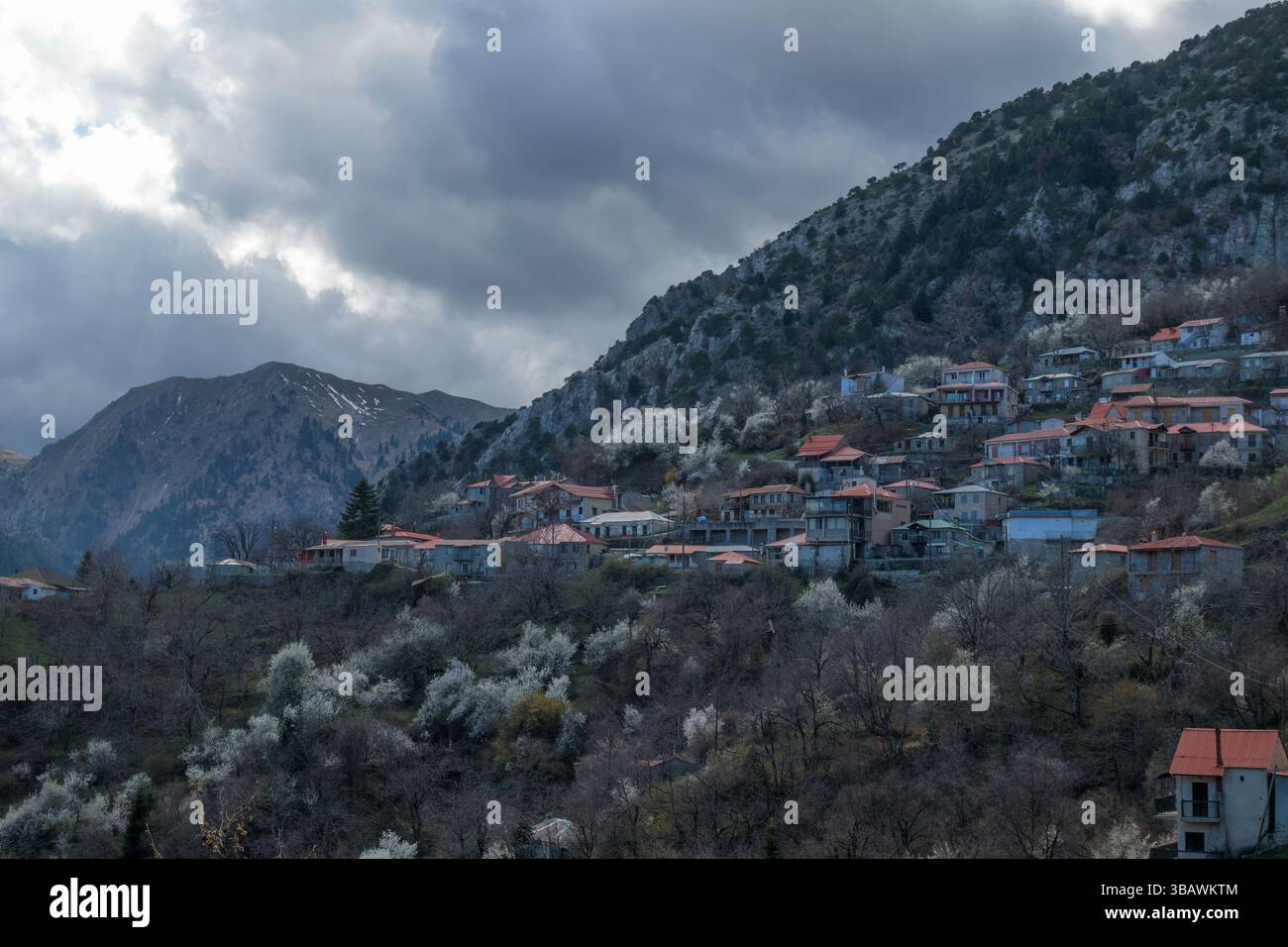 Il bellissimo villaggio di Karitsa nella zona del lago Plastira, Karditsa, Grecia Foto Stock