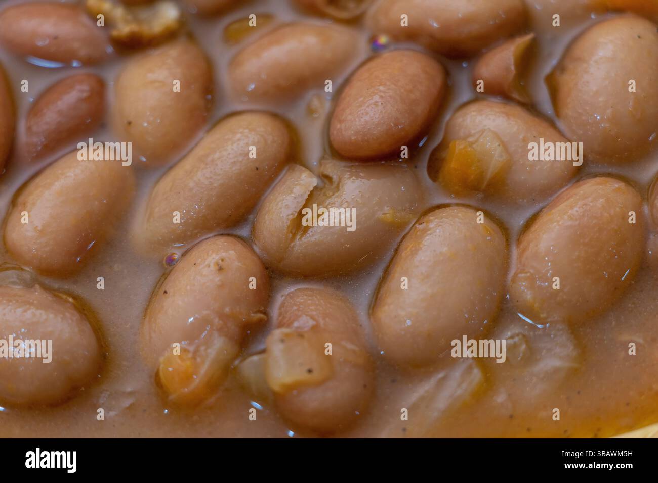 Primo piano di fagioli cotti in liquido salato, pronti per essere serviti, Foto Stock