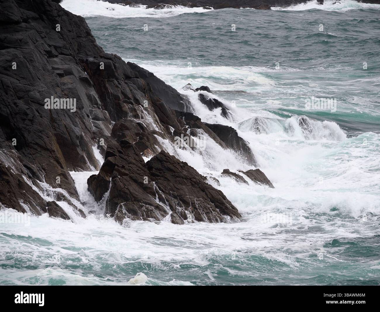Onde che si infrangono sulla scogliera, Scolpaig, North Uist, Ebridi esterne, Scozia Foto Stock