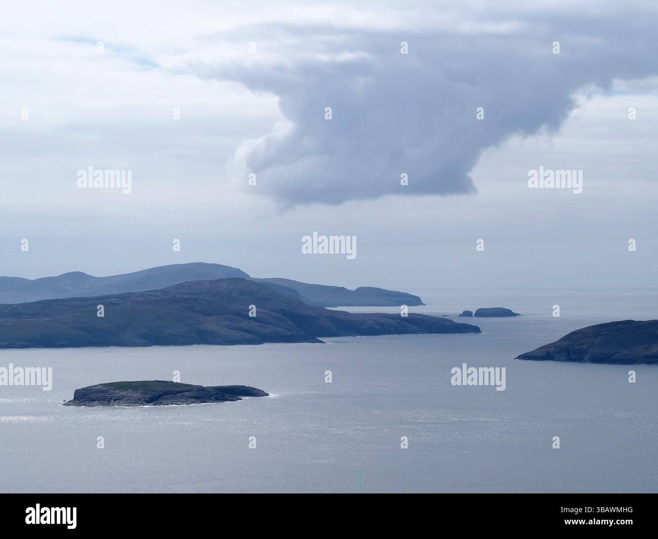 Vista a sud verso Pabaigh e Mingulay dalla cima di Sandraigh, Ebridi esterne, Scozia Foto Stock