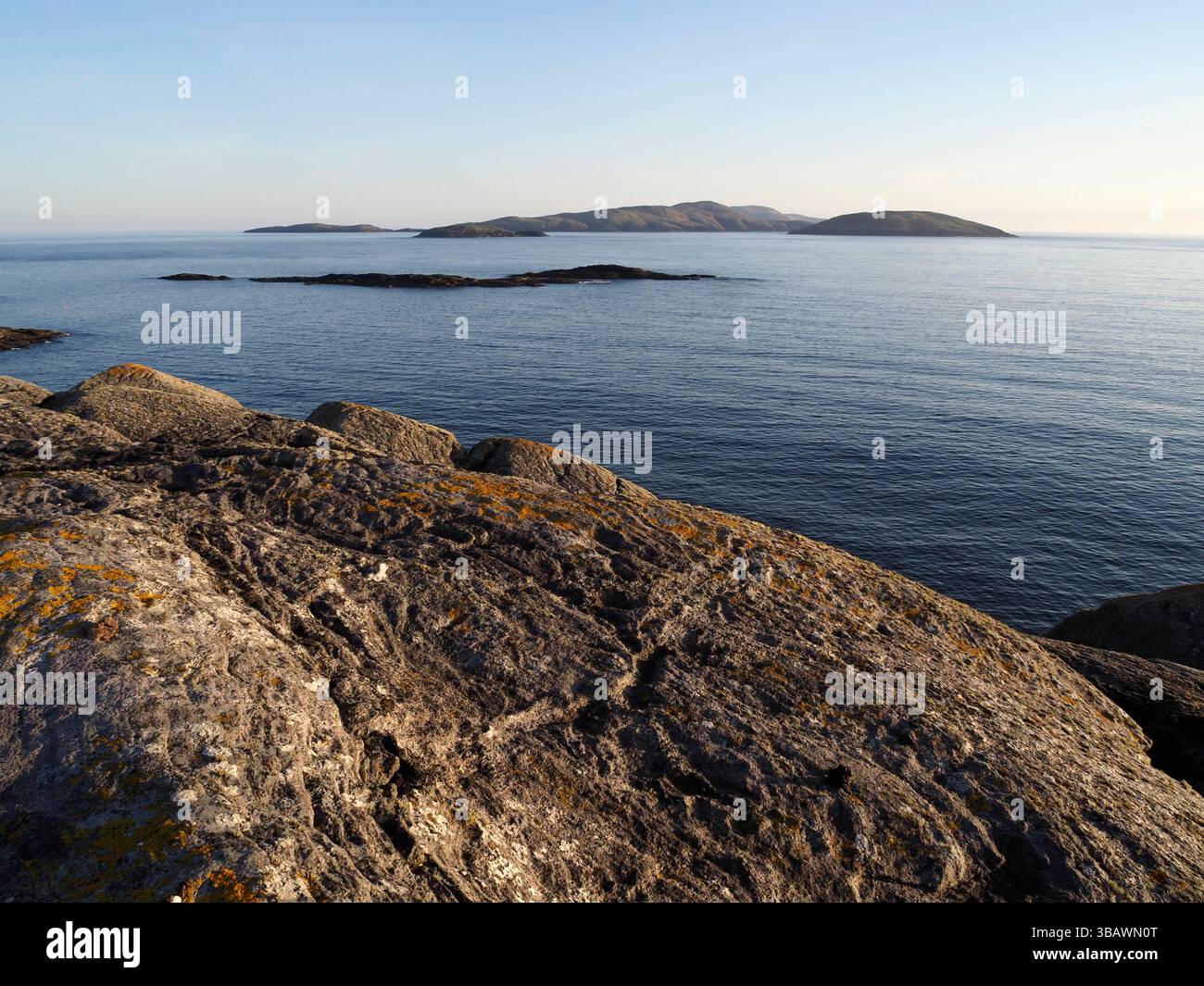 Vista serale verso sud verso Mingulay da Sandraigh, Ebridi esterne, Scozia Foto Stock