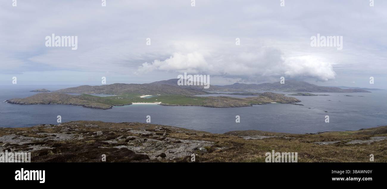 Vista a nord di Vatersay dalla cima di Sandraigh, Ebridi esterne, Scozia Foto Stock