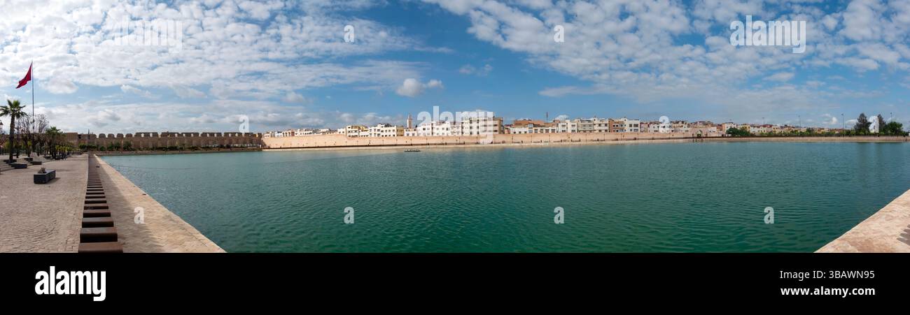Bassin de l'Agdal anche Sahrij Swani o Souani è un grande bacino che fornisce acqua all'intera città di Meknes. Offre un ambiente molto piacevole e piacevole Foto Stock