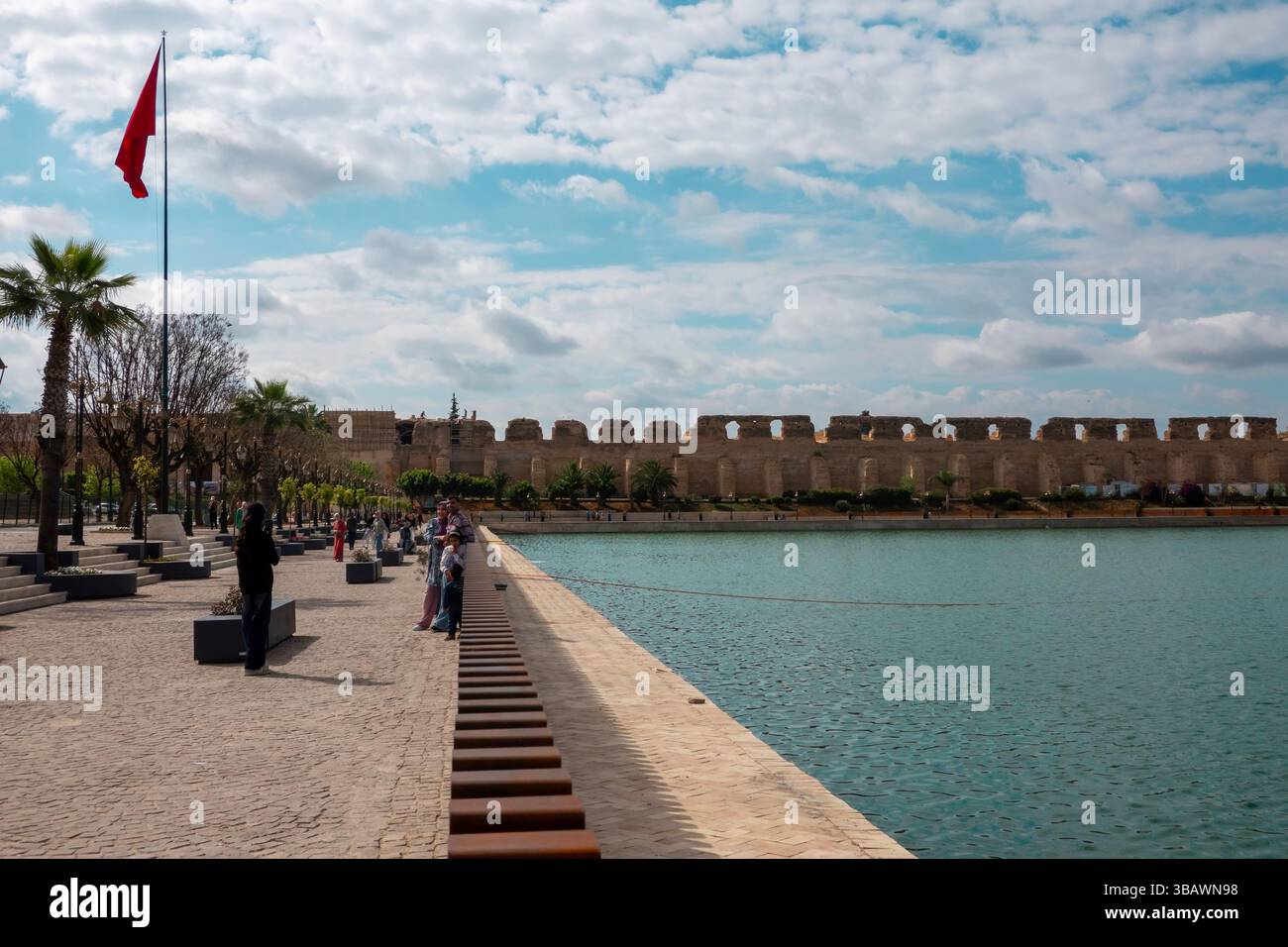 Meknes, Marocco - 4 maggio 2025: Bassin de l'Agdal anche Sahrij Swani o Souani è un grande bacino che fornisce acqua all'intera città di Meknes. Foto Stock