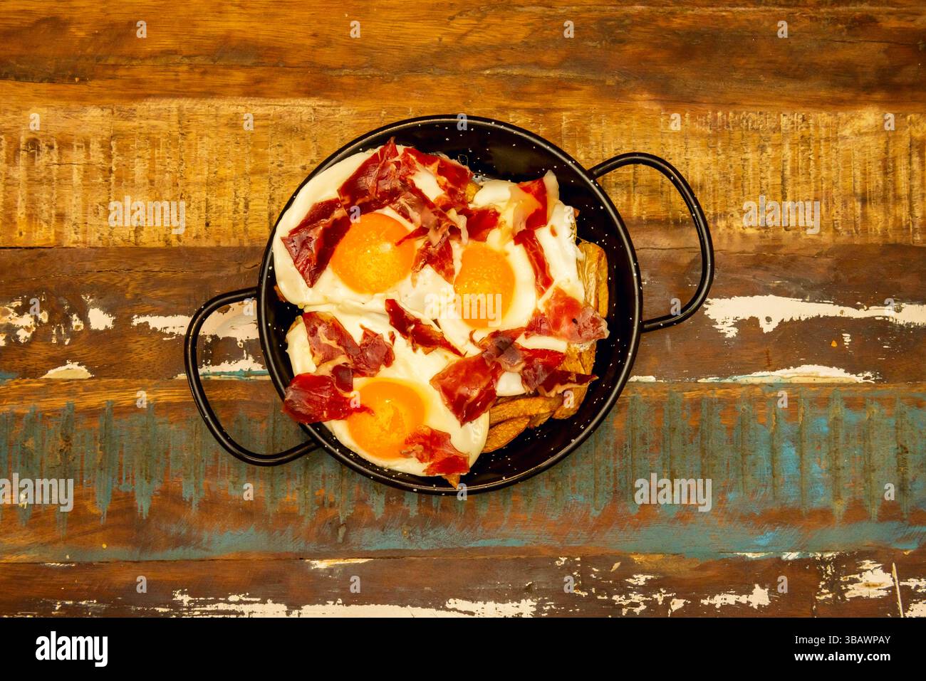 Le uova stellate o rotte sono quelle fritte in abbondante olio d'oliva o in qualche altro olio commestibile, con i bordi leggermente bruciati nella forma chiamata puntillas Foto Stock