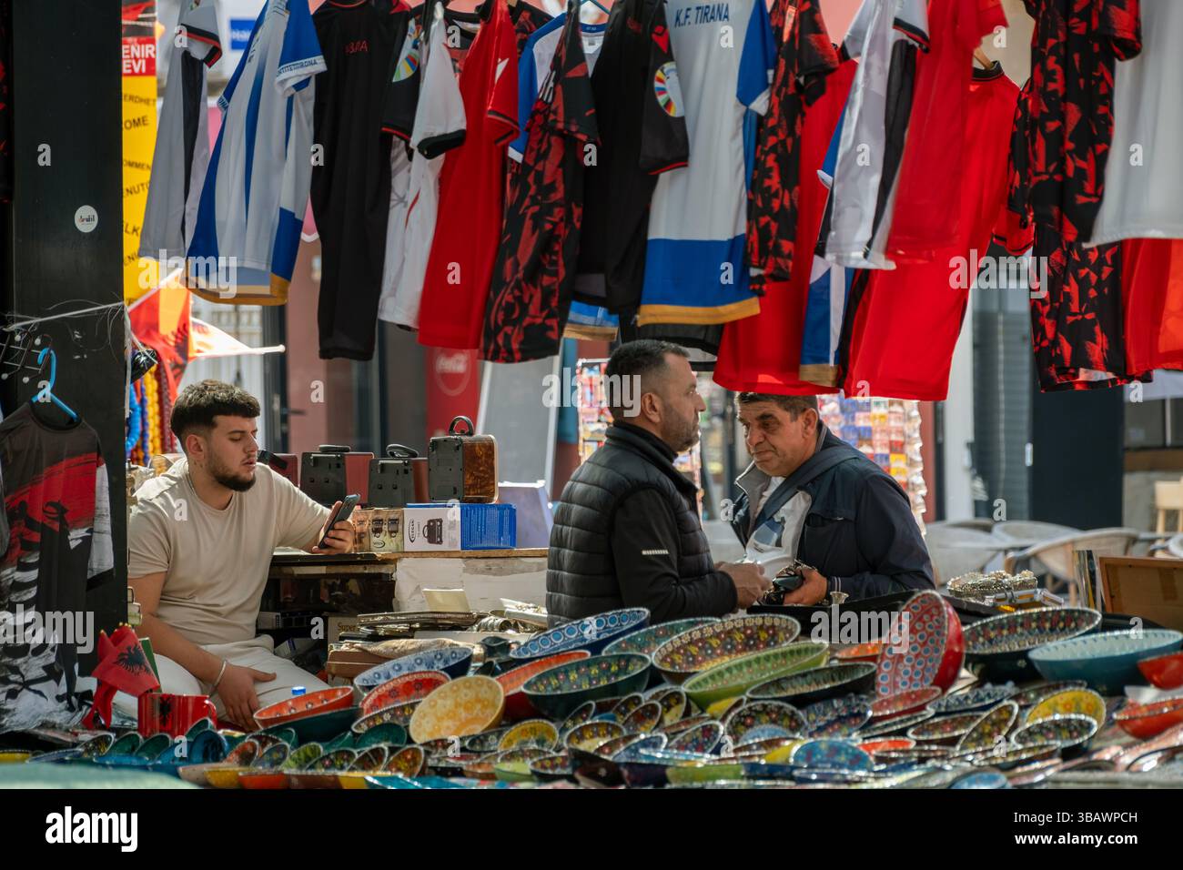 20.09.2024, Albania, Qark Tirana, Tirana - i commercianti attendono i clienti al mercato di Pazari i Ri, con un nuovo mercato per la gente del posto e anche un turista Foto Stock