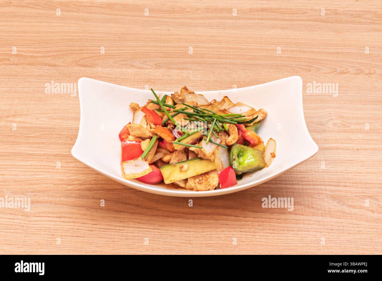Il Kai Pad Med Mamuang è forse uno dei piatti preferiti dal popolo thailandese. È un piatto a base di una magnifica ostrica e salsa di soia, servito con pollo Foto Stock