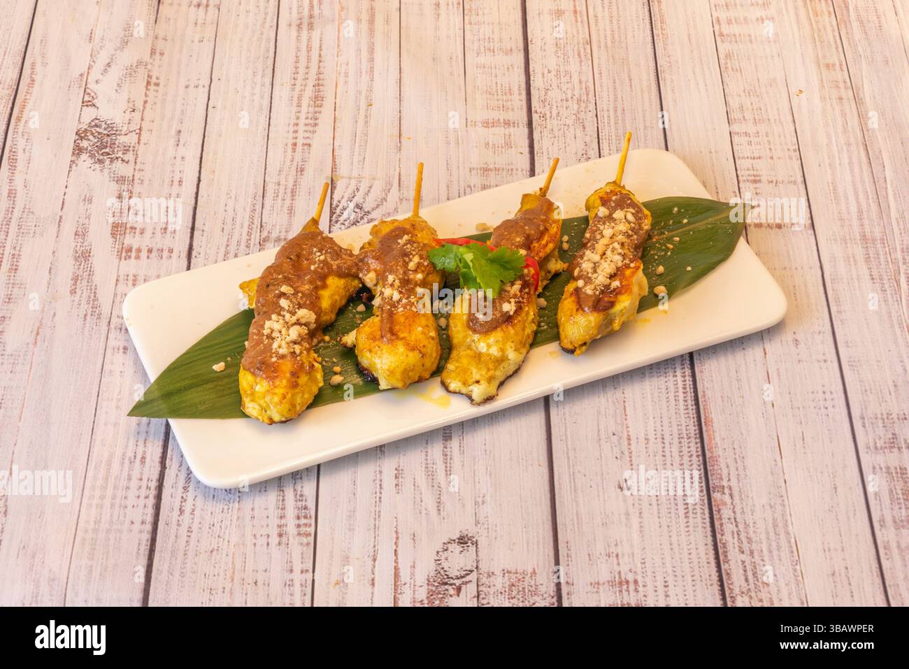 Il satay è un piatto originario di Sumatra o Giava, Indonesia, ma è molto popolare in altri paesi del sud-est asiatico, come la Malesia, Singapore, il Foto Stock