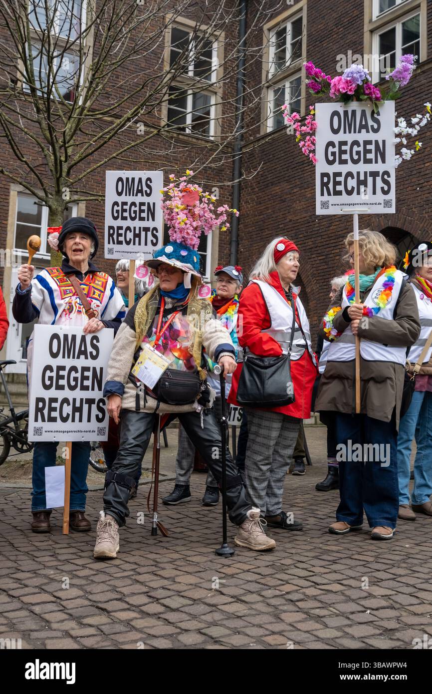 22.02.2025, Germania, Brema, Brema - OMAS CONTRO LA DESTRA al Carnevale di Brema. 00A250222D067CAROEX.JPG [RILASCIO MODELLO: NO, RILASCIO PROPRIETÀ: NO Foto Stock