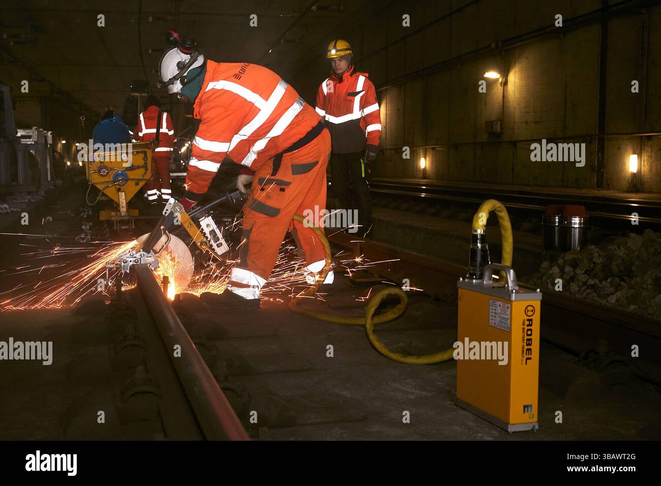 26.02.2025, Germania, Berlino, Berlino - lavori di costruzione dei binari del tunnel fino al livello sotterraneo della stazione centrale di Berlino. Un lavoro qualificato Foto Stock