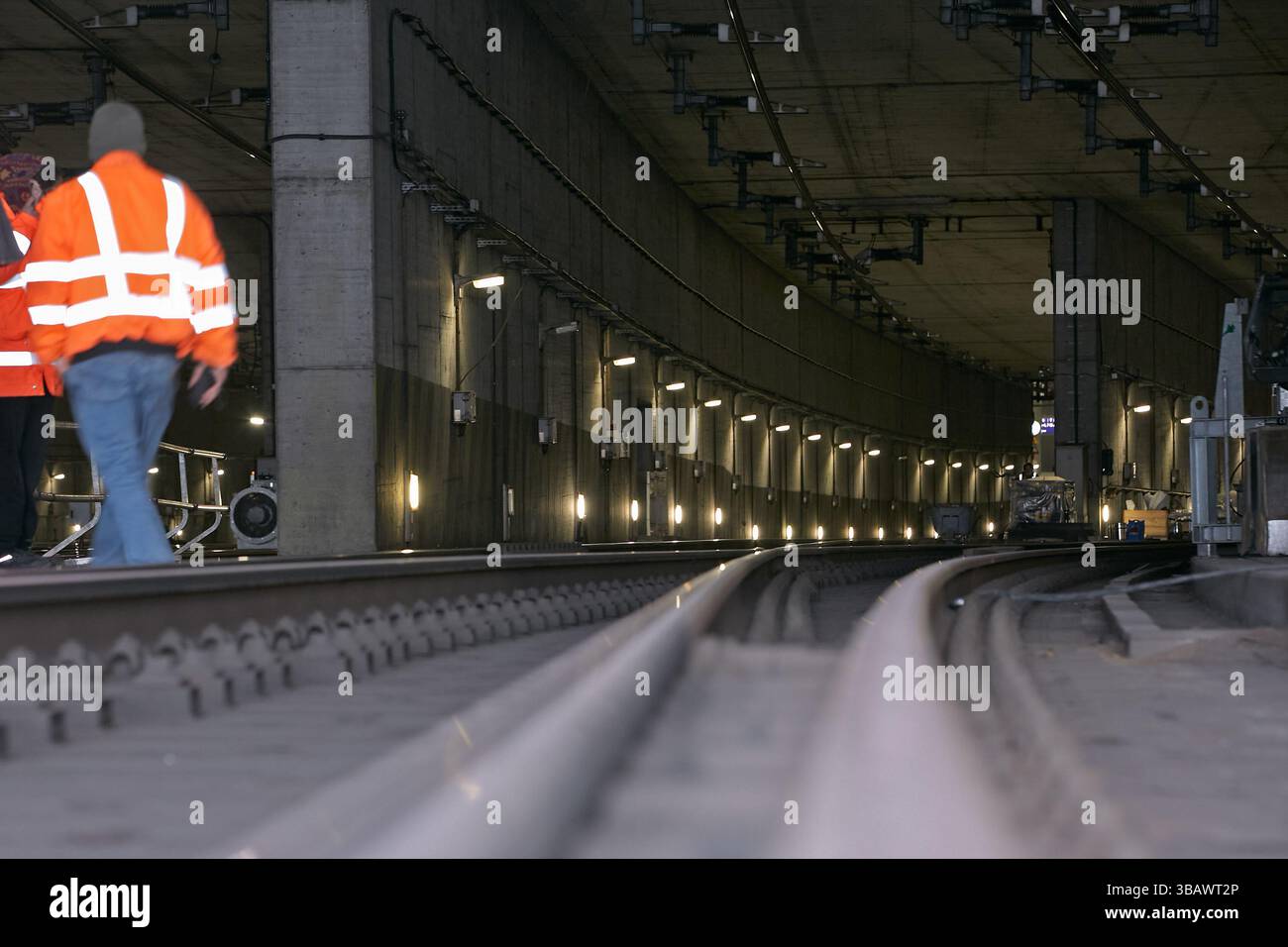 26.02.2025, Germania, Berlino, Berlino - Vista dei binari e del tunnel rettangolare vuoto che conduce a sud al livello sotterraneo di Berlin Centra Foto Stock