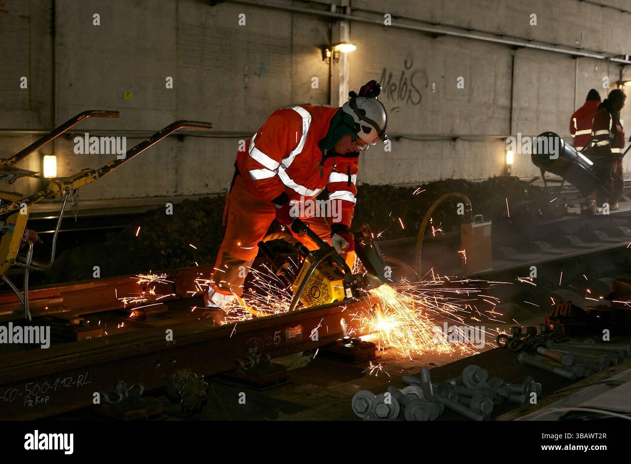 26.02.2025, Germania, Berlino, Berlino - lavori di costruzione dei binari del tunnel fino al livello sotterraneo della stazione centrale di Berlino. Un lavoro qualificato Foto Stock