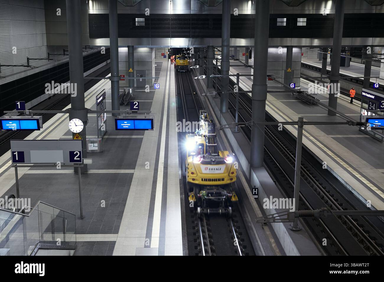 26.02.2025, Germania, Berlino, Berlino - Vista dei binari e delle piattaforme vuote nel seminterrato della stazione centrale di Berlino. Le tracce da 1 a 4 sono chiuse per c Foto Stock
